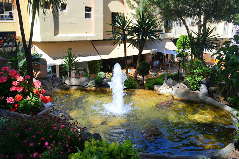 Doña Lola fountain and garden
